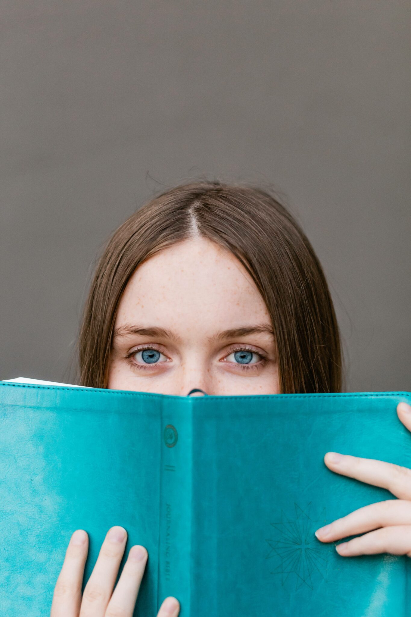 étudiante derrière un livre